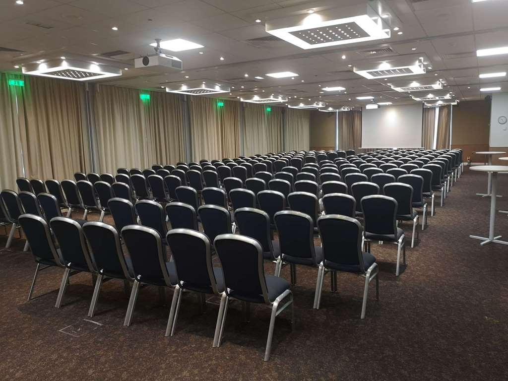 Novotel London Heathrow Airport M4 Jct. 4 Hotel 4*