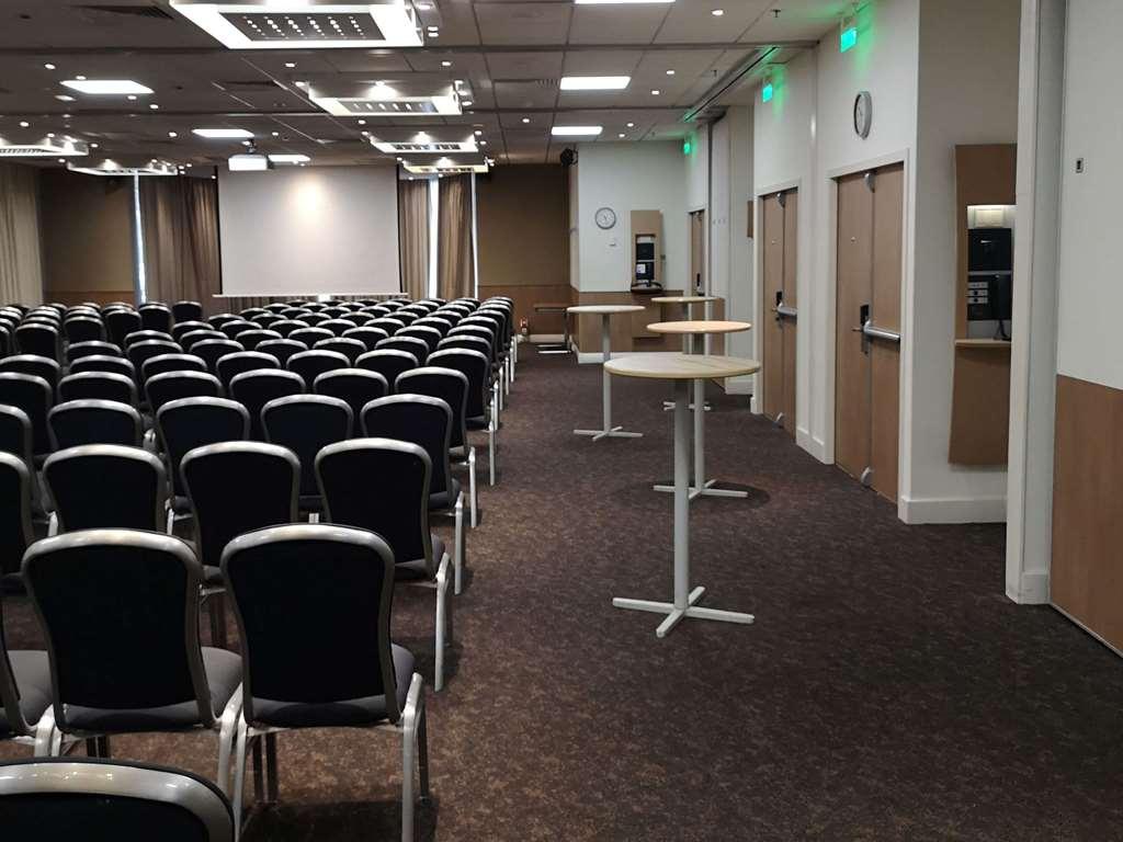 Novotel London Heathrow Airport M4 Jct. 4 Hotel 4*
